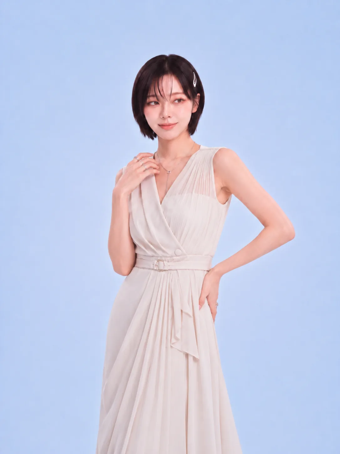 生成りのドレスをまとった女性のポートレート（イメージ）