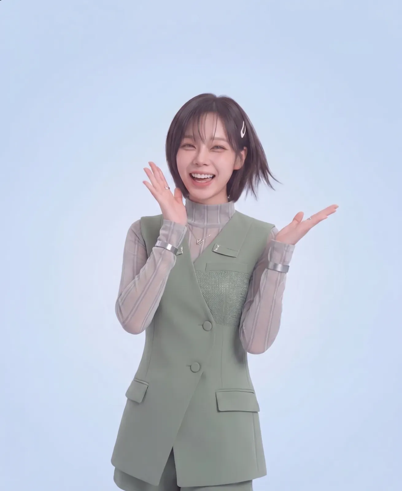 両手を広げて笑顔で迎えるエステティシャン（イメージ）