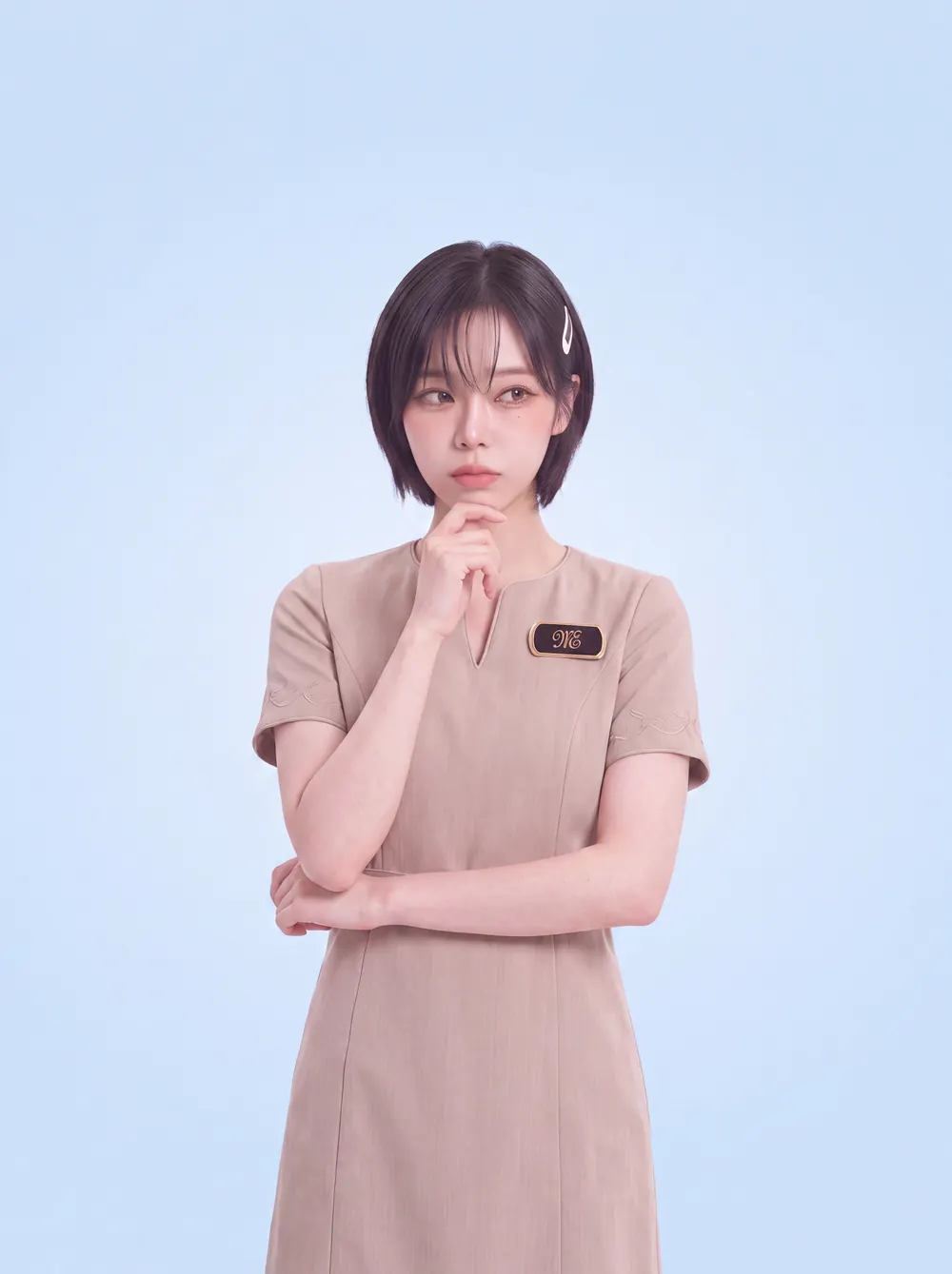 あごに手を当てて考えるエステティシャン（イメージ）