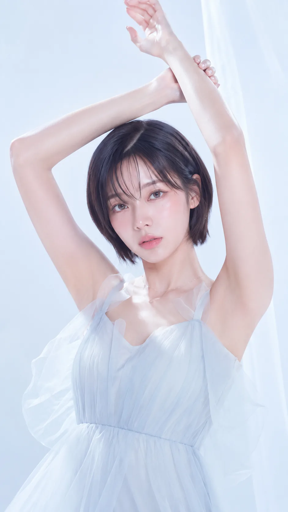 やわらかな光のなか、腕をあげてくつろぐ女性（イメージ）